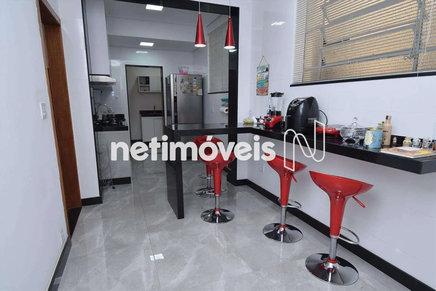 Cozinha ampla com armários