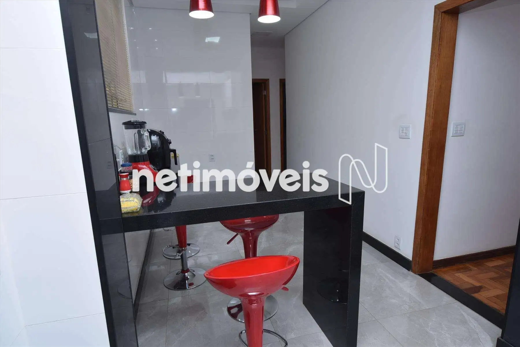 Cozinha ampla com bancadas em granito 