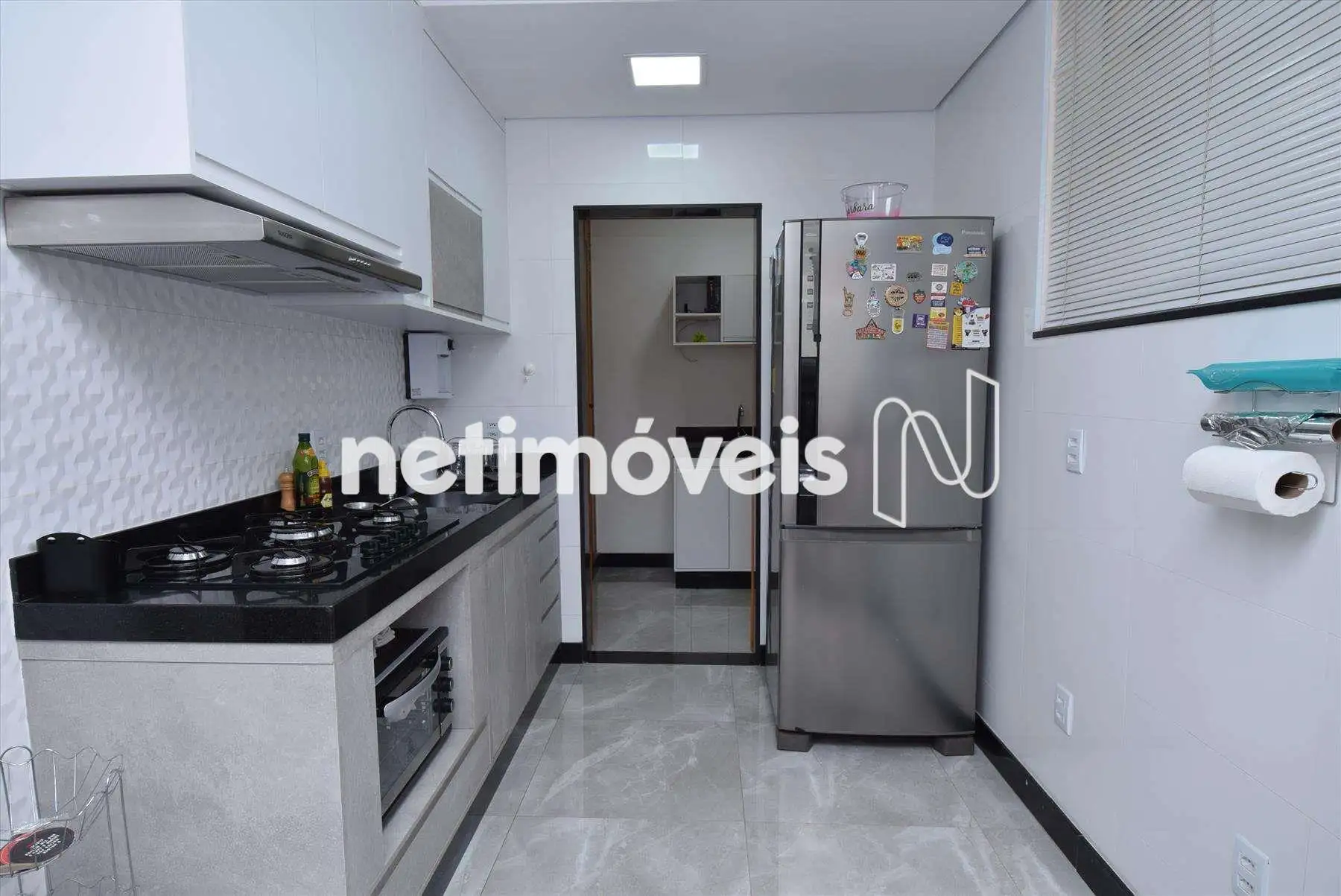 Cozinha ampla com armários