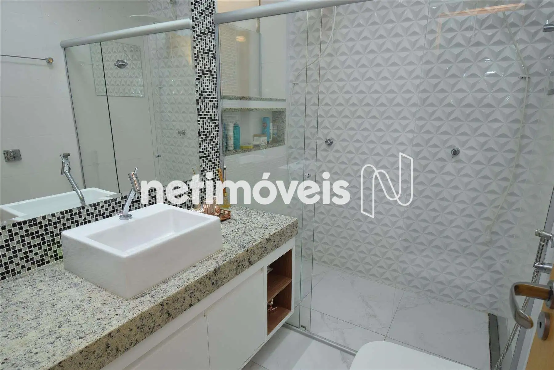 Banheiro social com armário e box blindex