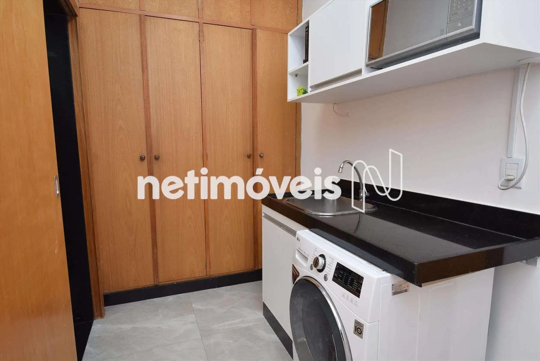 Área de serviço com armários