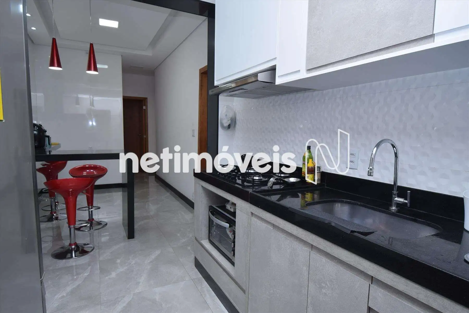 Cozinha ampla com armários