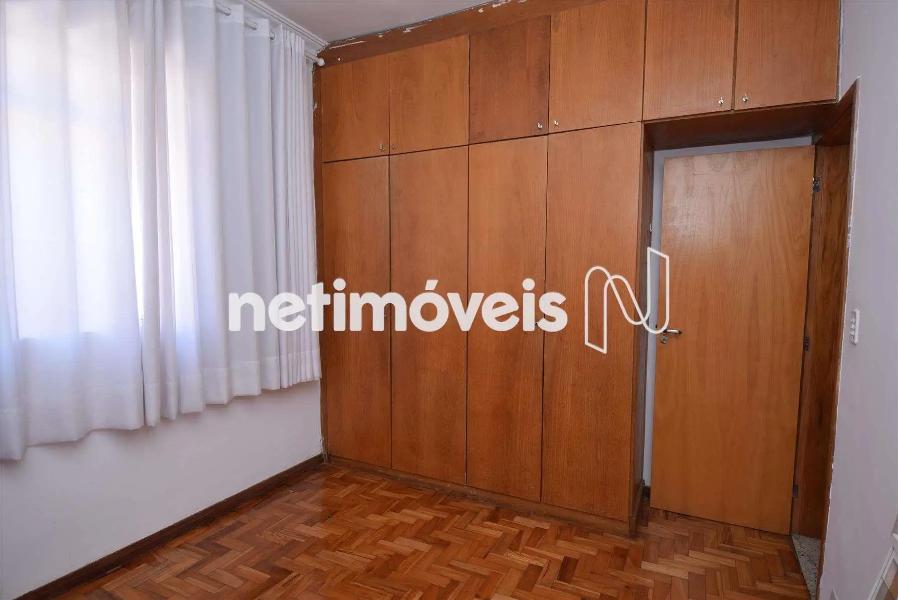 Quarto 02 com armário