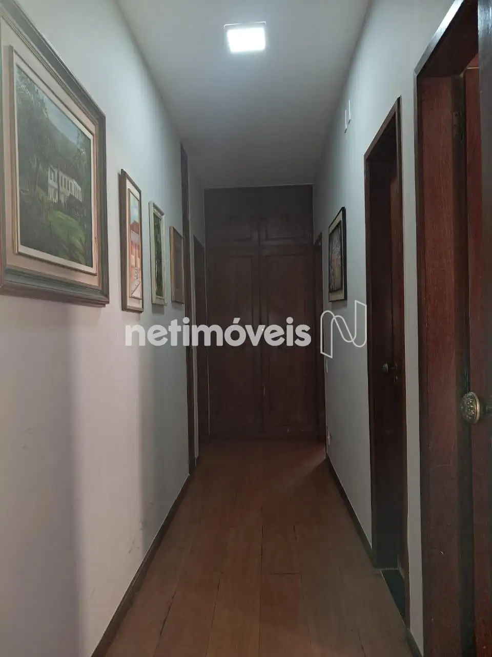 Corredor com roupeiro