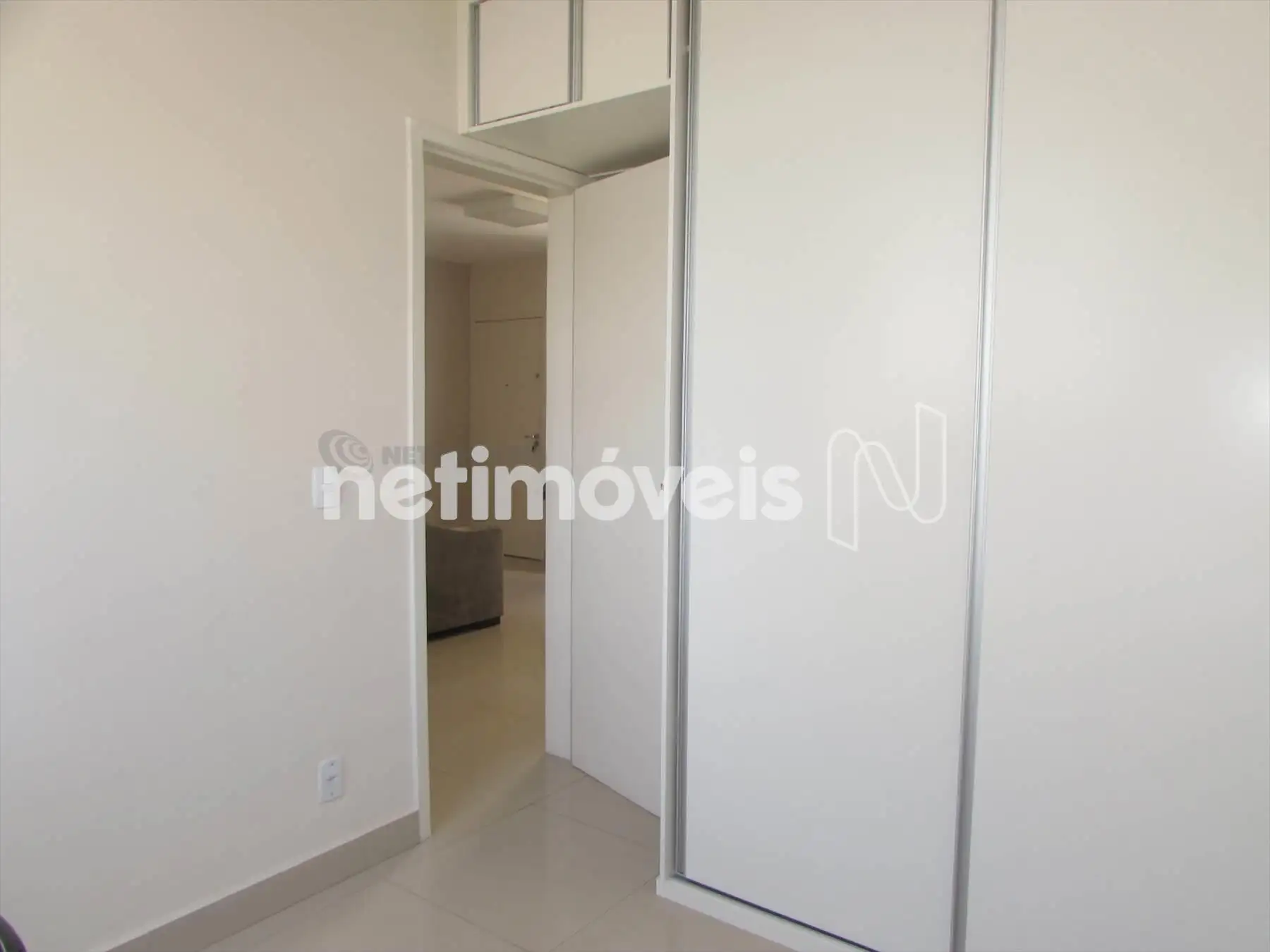 Quarto 02 com armário