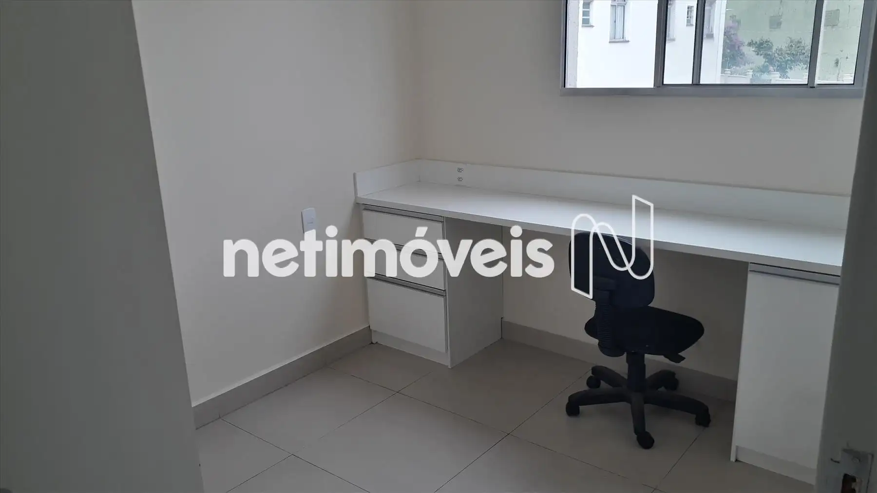 Quarto 02 com armário