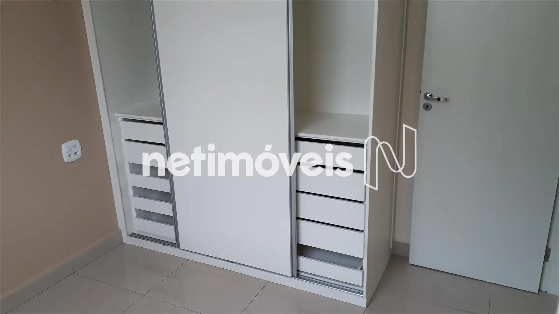 Quarto 01 com armário