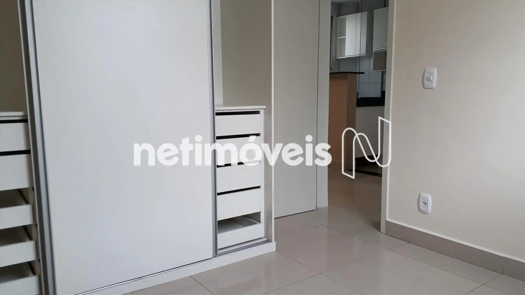 Quarto 01 com armário