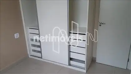 Quarto 01 com armário 