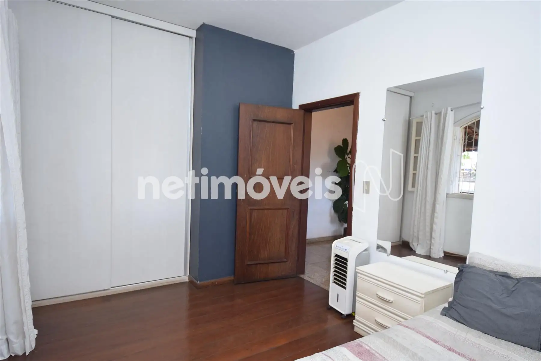 Quarto 01 com armário