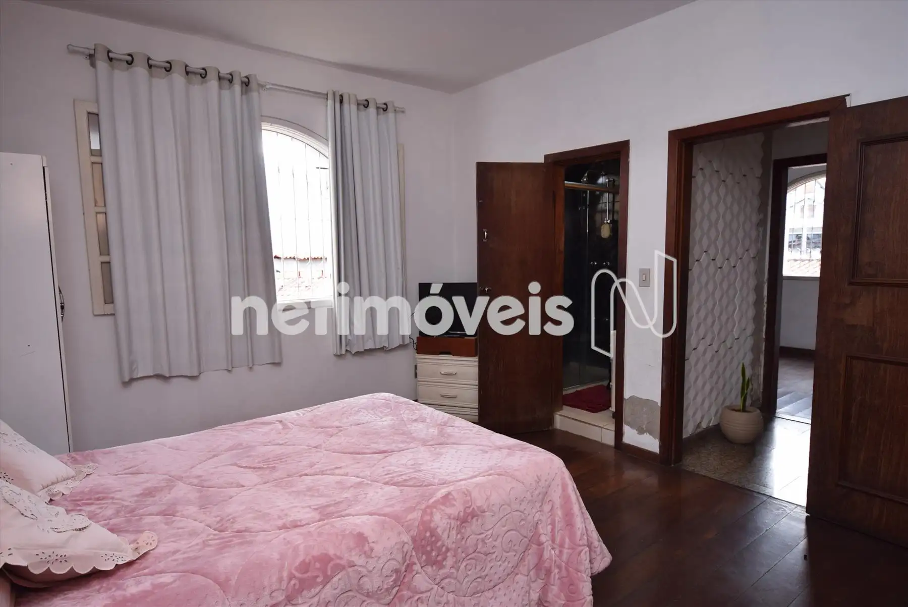 Quarto com suíte e armário