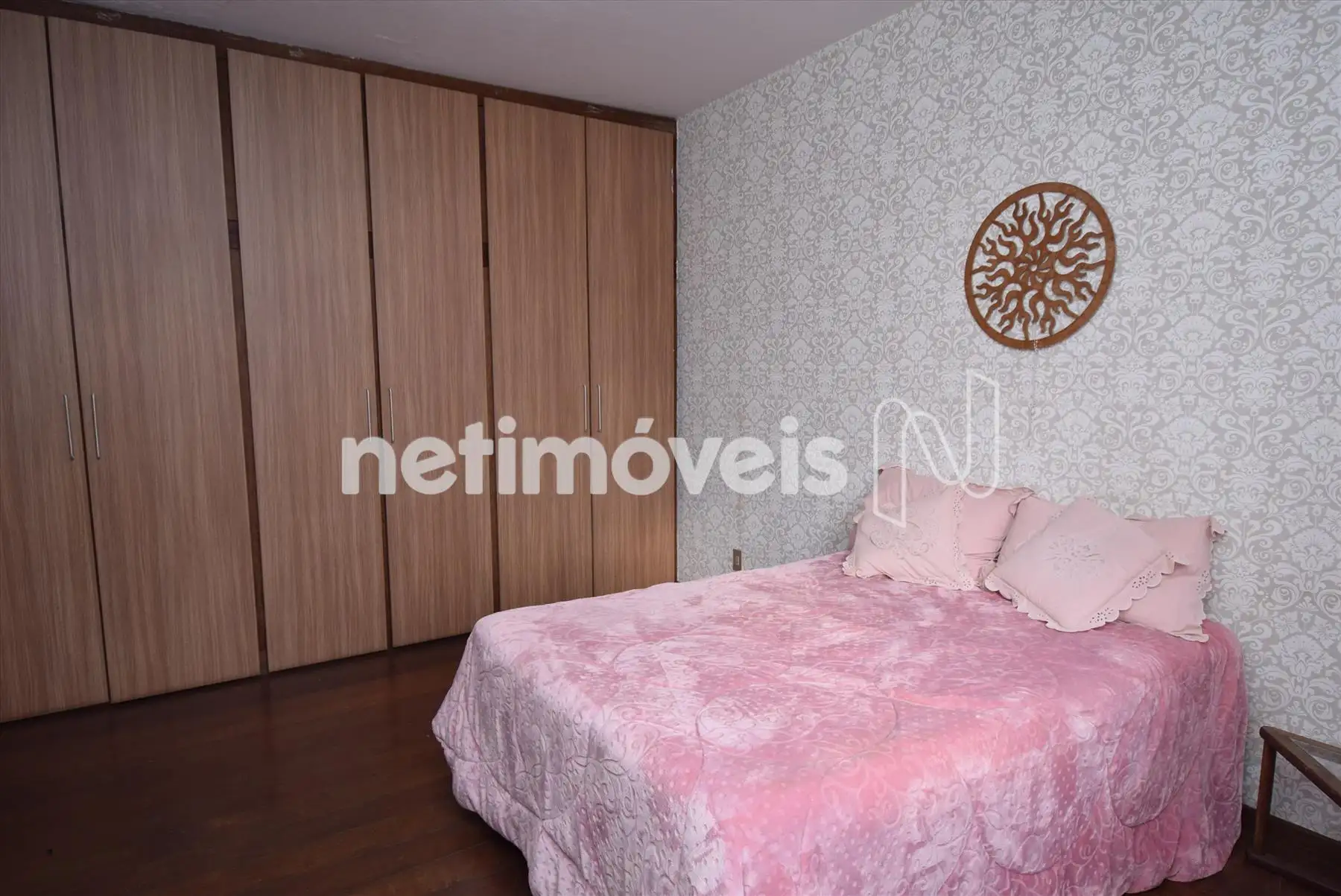 Quarto com suíte e armário