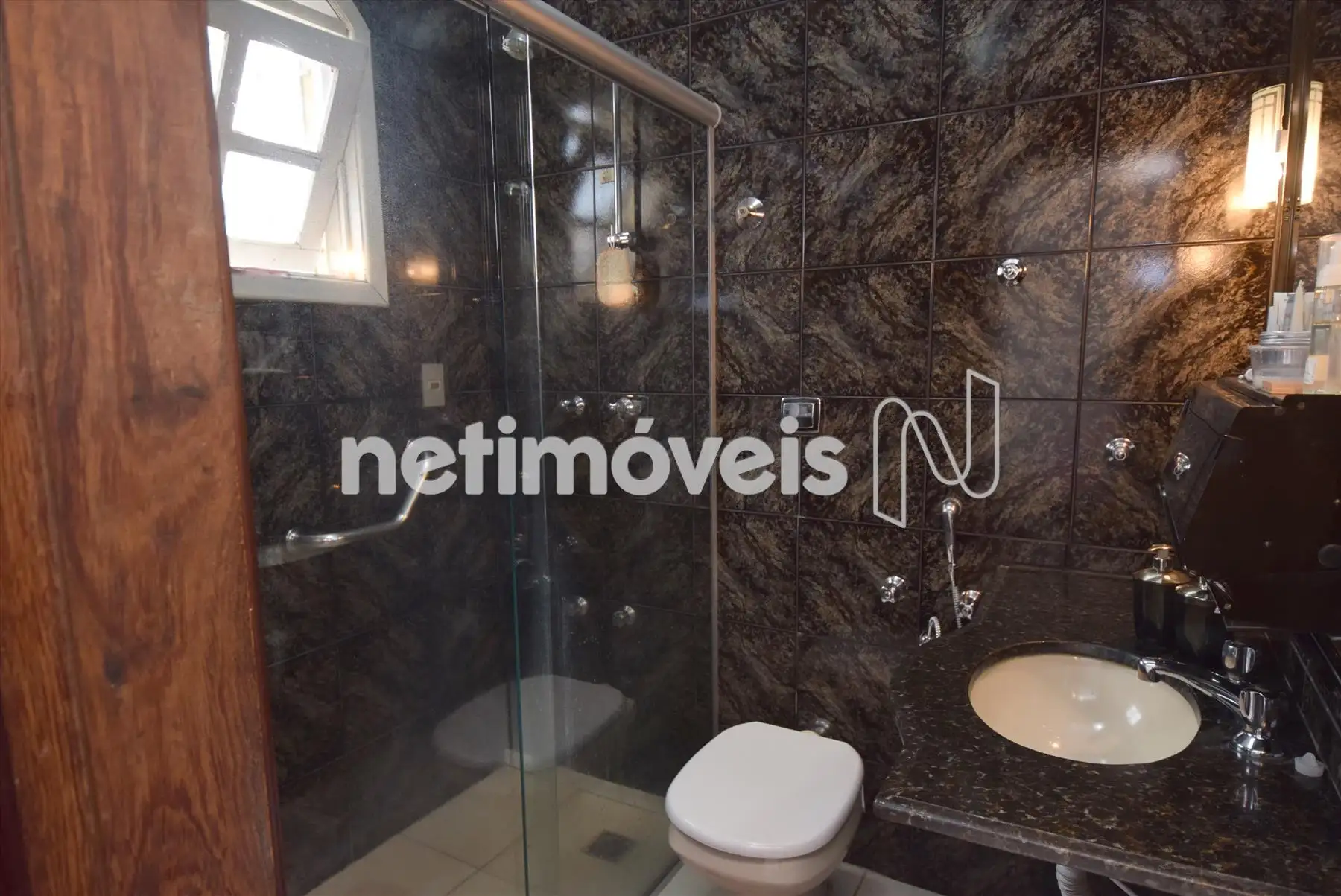 Banheiro suíte com box blindex