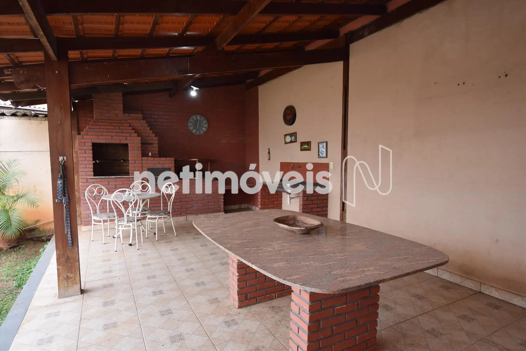 Espaço gourmet com churrasqueira e forno