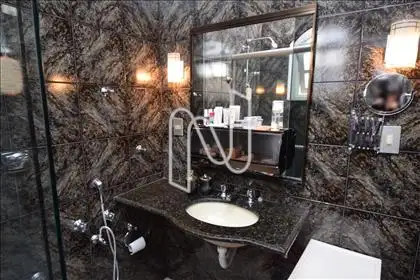 Banheiro suíte com box blindex  