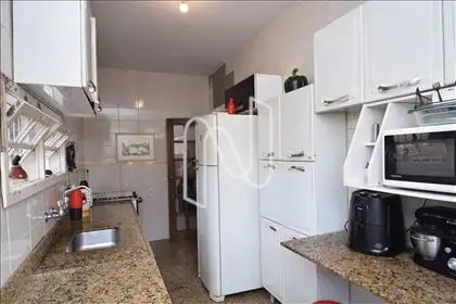  Cozinha com bancadas e piso em granito 