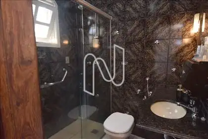 Banheiro suíte com box blindex 