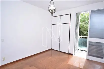Quarto 02 com armário e varanda