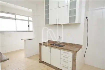 Cozinha com armários 