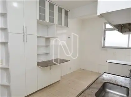 Cozinha com armários 