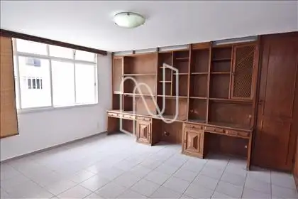 2º pavimento: Quarto com armários