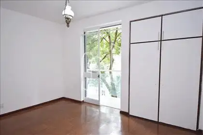Quarto 03 com armário e varanda 