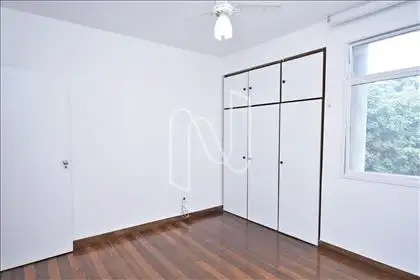Quarto 01 com armário 