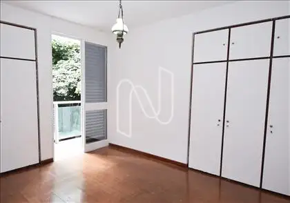 Quarto 02 com armário e varanda