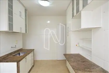 Cozinha com armários 