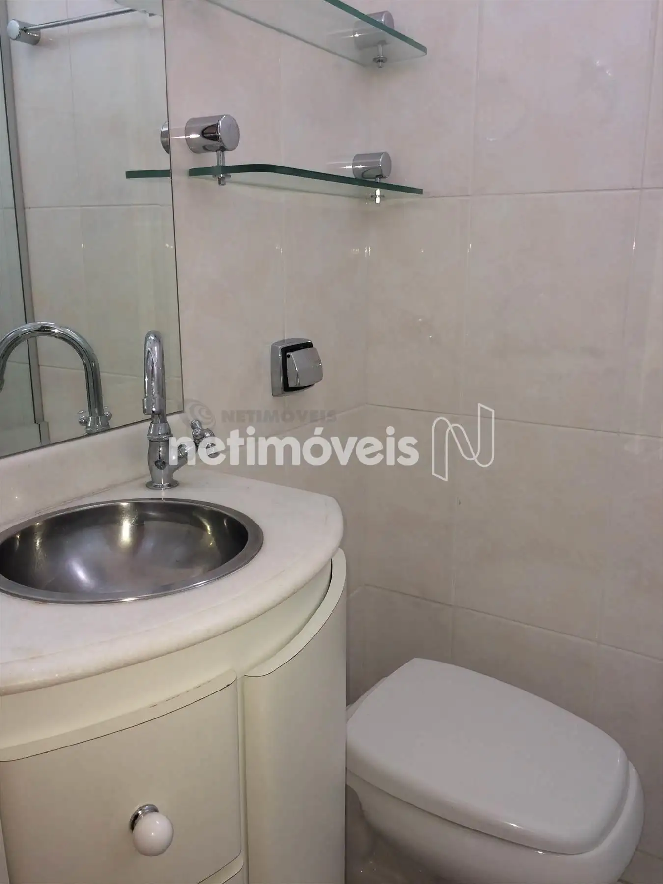 Banheiro suíte com armário e box blindex