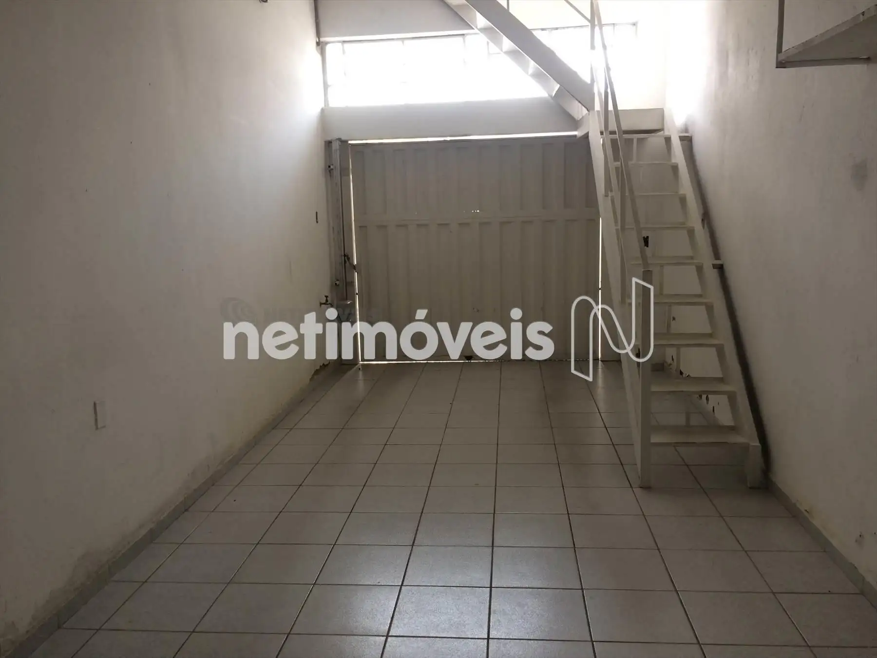 Garagem para dois carros pequenos em linha