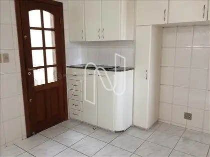 Cozinha com armários 