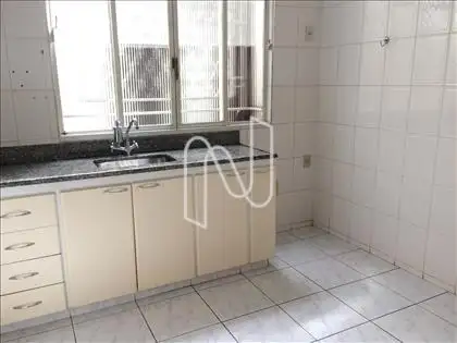 Cozinha com armários 