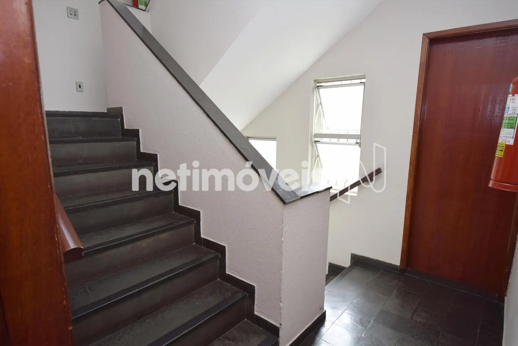 Apenas 01 lance de escadas