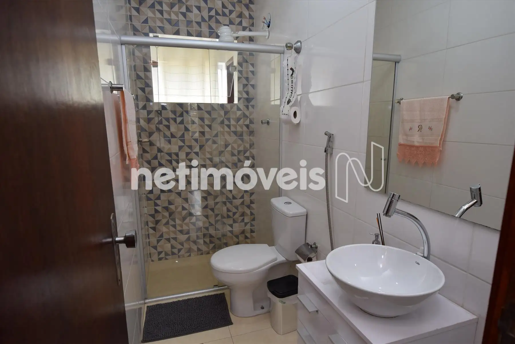 Banheiro socialcom box blindex