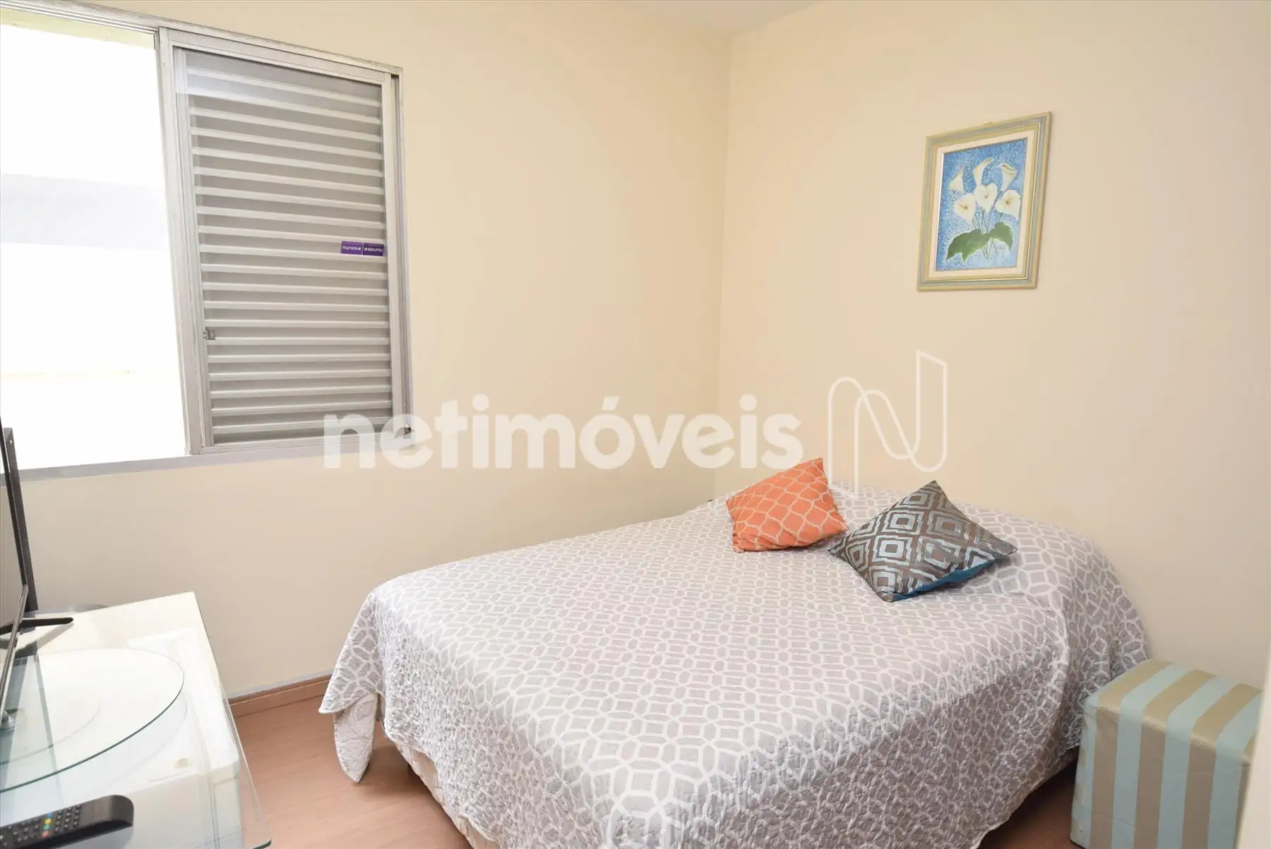 Quarto 02 com armário