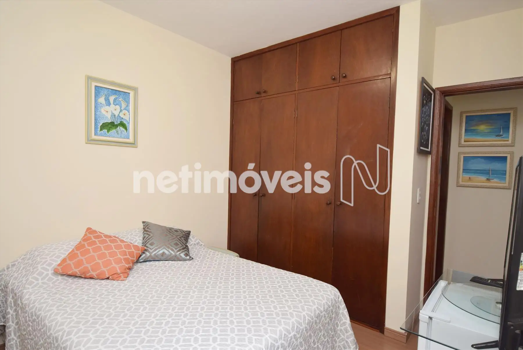 Quarto 02 com armário