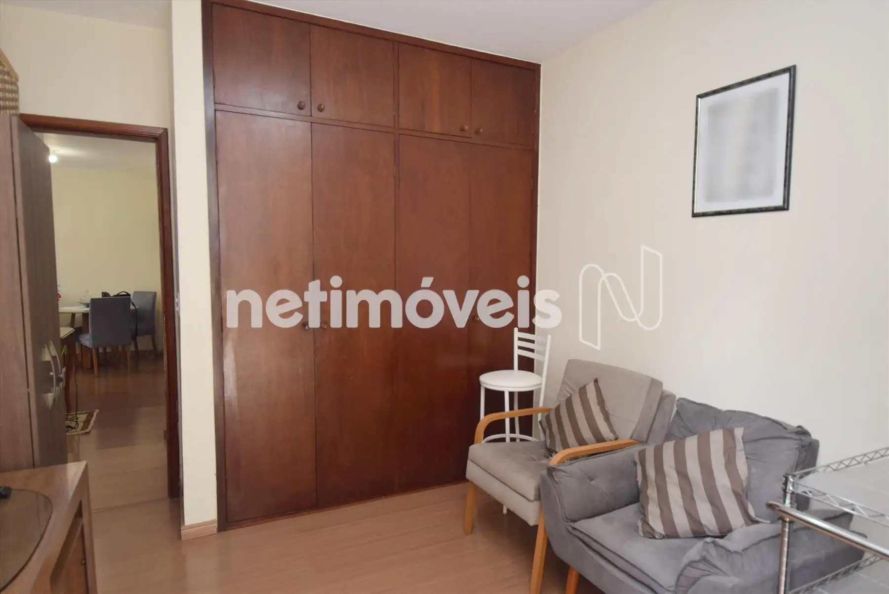 Quarto 01 com armário e área privativa 