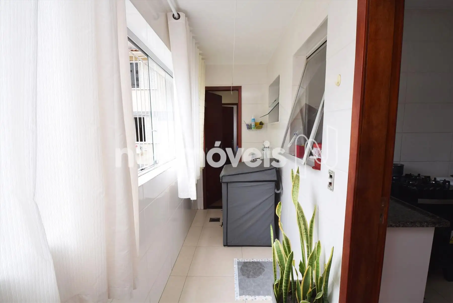 Área de serviço com quarto e banheiro