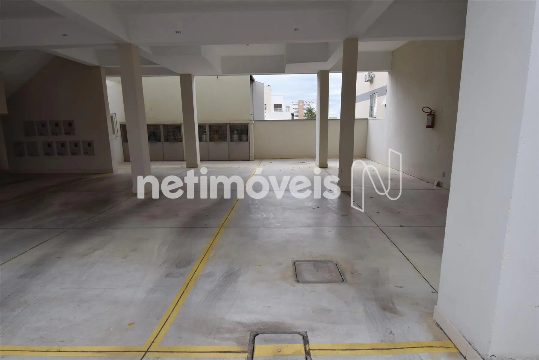 02 vagas de garagem em linha e cobertas