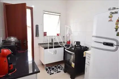 Cozinha com armários sob a bancada