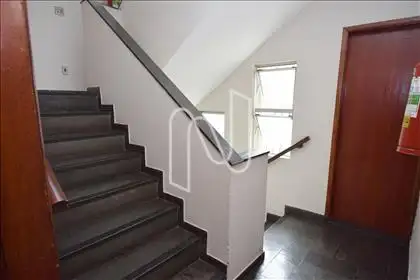 Apenas 01 lance de escadas