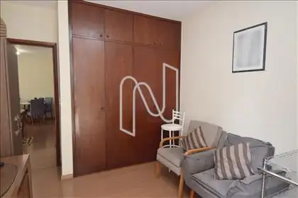  Quarto 01 com armário e área privativa 