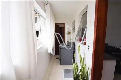 Área de serviço com quarto e banheiro 