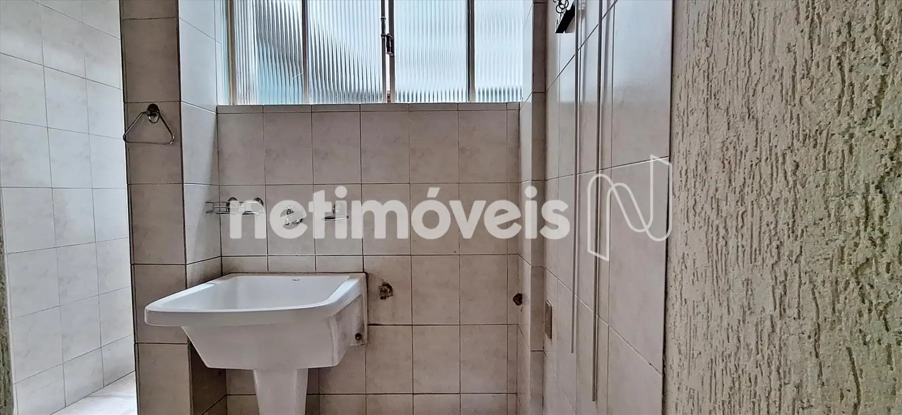 Área de serviço com quarto e banheiro de ser