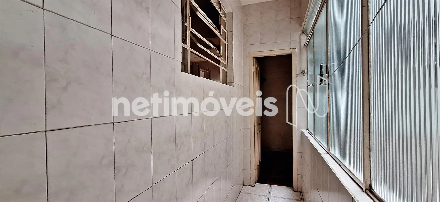 Área de serviço com quarto e banheiro