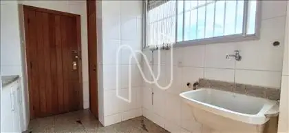 Área de serviço com armário 