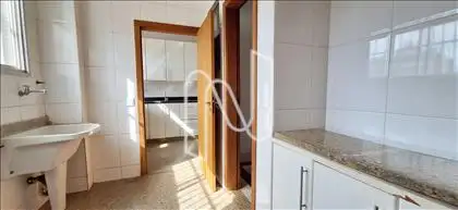 Área de serviço com armário 