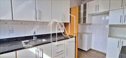 Cozinha com armários 