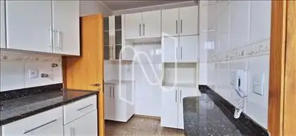 Cozinha com armários 